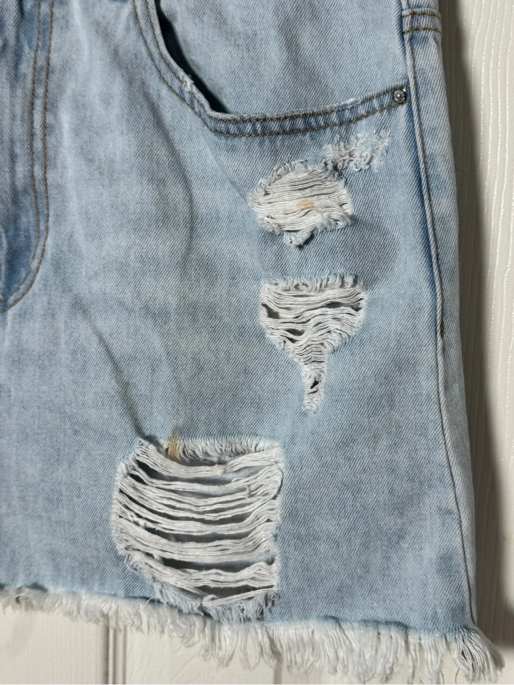 Forever 21 Light Wash Distressed Denim Mini Skirt Raw Hem Frayed Sz 31/large